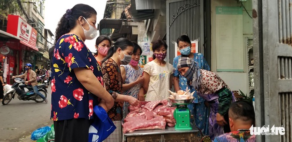 Hà Nội ngày đầu áp dụng lệnh cấm tụ tập đông người: Mua mau, bán nhanh - Ảnh 2. Hà Nội ngày đầu áp dụng lệnh cấm tụ tập đông người: Mua mau, bán nhanh - Ảnh 2.