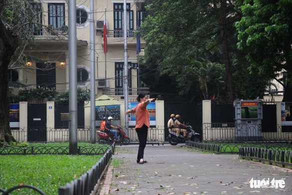 Hà Nội ngày đầu áp dụng lệnh cấm tụ tập đông người: Mua mau, bán nhanh - Ảnh 10. Hà Nội ngày đầu áp dụng lệnh cấm tụ tập đông người: Mua mau, bán nhanh - Ảnh 10.