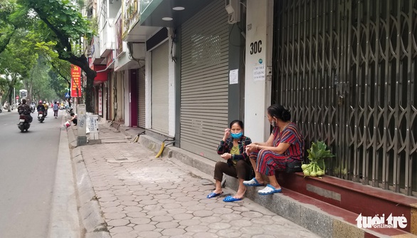 Hà Nội ngày đầu áp dụng lệnh cấm tụ tập đông người: Mua mau, bán nhanh - Ảnh 5. Hà Nội ngày đầu áp dụng lệnh cấm tụ tập đông người: Mua mau, bán nhanh - Ảnh 5.