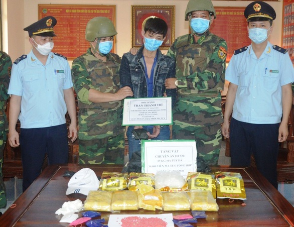 Dùng xe máy chở 5kg ma túy đá và 30.000 viên hồng phiến - Ảnh 1. Dùng xe máy chở 5kg ma túy đá và 30.000 viên hồng phiến - Ảnh 1.
