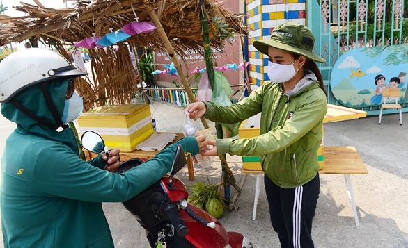 Hỗ trợ lao động tự do sống qua mùa dịch - Ảnh 1. Hỗ trợ lao động tự do sống qua mùa dịch - Ảnh 1.