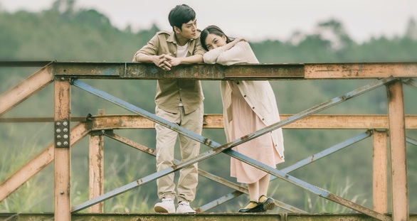 Hồng và Ngạn Mắt biếc đoàn tụ trong MV Sau này hãy gặp lại nhau khi hoa nở - Ảnh 2. Hồng và Ngạn Mắt biếc đoàn tụ trong MV Sau này hãy gặp lại nhau khi hoa nở - Ảnh 2.
