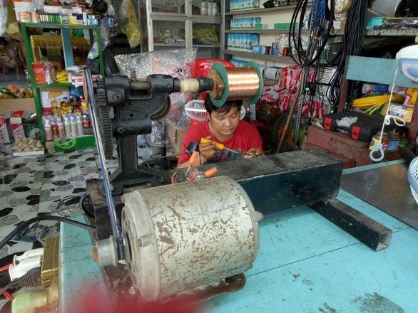 Giáo viên xoay sở mùa dịch - Kỳ 3: Thầy cô ra ruộng - Ảnh 1. Giáo viên xoay sở mùa dịch - Kỳ 3: Thầy cô ra ruộng - Ảnh 1.