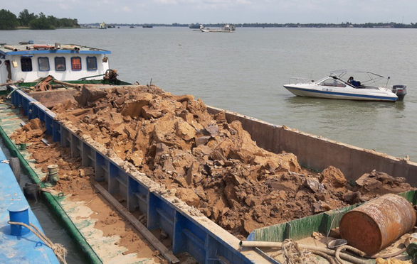 Cần Thơ tạm giữ 7 sà lan đất sét nghi khai thác trái phép - Ảnh 1. Cần Thơ tạm giữ 7 sà lan đất sét nghi khai thác trái phép - Ảnh 1.