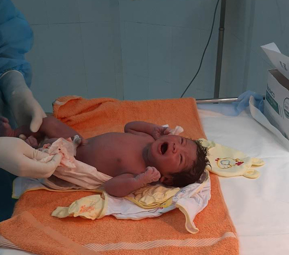 Mổ lấy thai nhi thành công cho sản phụ nghi nhiễm COVID-19 - Ảnh 1. Mổ lấy thai nhi thành công cho sản phụ nghi nhiễm COVID-19 - Ảnh 1.
