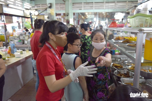 Nhiều người dân đeo khẩu trang kiểu đối phó, khó xử phạt - Ảnh 2. Nhiều người dân đeo khẩu trang kiểu đối phó, khó xử phạt - Ảnh 2.