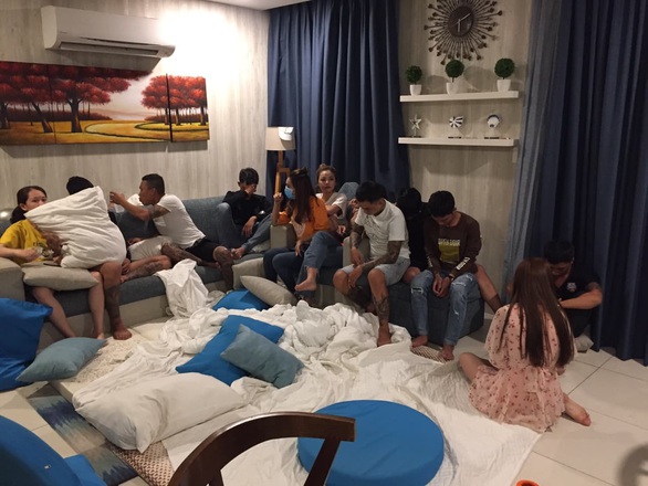 Hàng chục thanh niên tụ tập sử dụng ma túy - Ảnh 1. Hàng chục thanh niên tụ tập sử dụng ma túy - Ảnh 1.