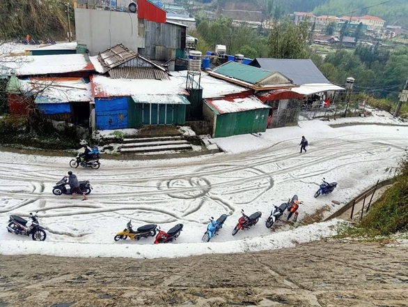 Mưa đá phủ trắng đường, sườn đồi ở Lai Châu - Ảnh 1. Mưa đá phủ trắng đường, sườn đồi ở Lai Châu - Ảnh 1.