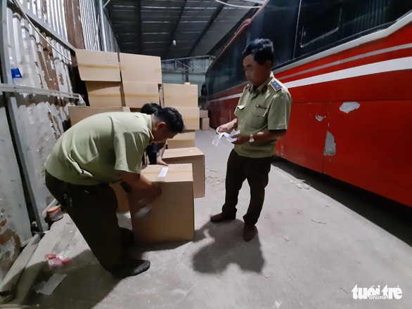 Tạm giữ gần 1 triệu khẩu trang trong kho hàng ở quận Tân Phú - Ảnh 2. Tạm giữ gần 1 triệu khẩu trang trong kho hàng ở quận Tân Phú - Ảnh 2.