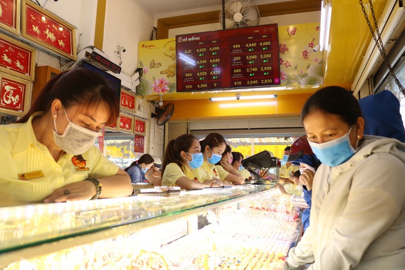 Giá vàng thế giới và trong nước đồng loạt tăng mạnh sau khi FED hạ lãi suất - Ảnh 1. Giá vàng thế giới và trong nước đồng loạt tăng mạnh sau khi FED hạ lãi suất - Ảnh 1.
