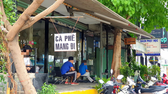 Nhiều quán ăn, cà phê vỉa hè lách quy định, vẫn mở cửa đón khách - Ảnh 1. Nhiều quán ăn, cà phê vỉa hè lách quy định, vẫn mở cửa đón khách - Ảnh 1.