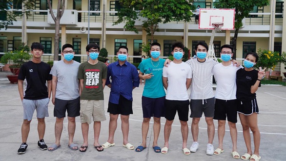 Mở sạp tạp hóa, tấu hài để lạc quan hơn trong khu cách ly tập trung - Ảnh 1. Mở sạp tạp hóa, tấu hài để lạc quan hơn trong khu cách ly tập trung - Ảnh 1.
