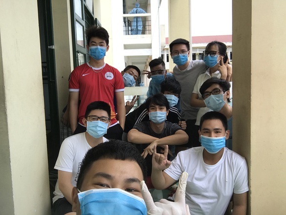 Mở sạp tạp hóa, tấu hài để lạc quan hơn trong khu cách ly tập trung - Ảnh 3. Mở sạp tạp hóa, tấu hài để lạc quan hơn trong khu cách ly tập trung - Ảnh 3.