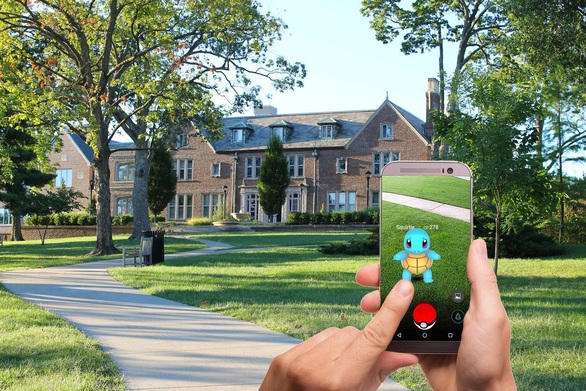 Cụ ông 77 tuổi mải miết ‘săn pokemon’ ngoài đường bất chấp COVID-19 - Ảnh 1. Cụ ông 77 tuổi mải miết ‘săn pokemon’ ngoài đường bất chấp COVID-19 - Ảnh 1.