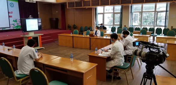 Vào Bệnh viện Bệnh nhiệt đới và Bạch Mai quay phim tài liệu về COVID-19 ở Việt Nam - Ảnh 1. Vào Bệnh viện Bệnh nhiệt đới và Bạch Mai quay phim tài liệu về COVID-19 ở Việt Nam - Ảnh 1.