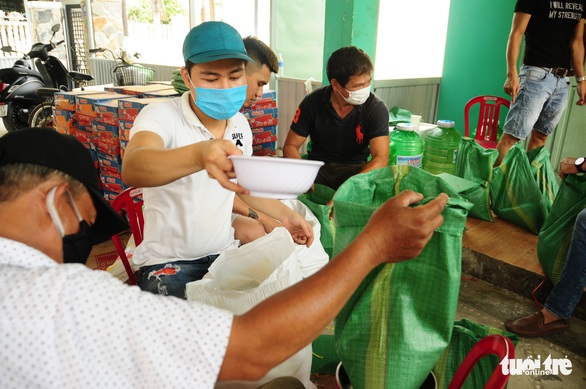 Người bán vé số dạo bật khóc khi nhận gạo tiếp tế - Ảnh 7. Người bán vé số dạo bật khóc khi nhận gạo tiếp tế - Ảnh 7.