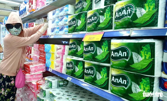 Sau chỉ thị cách ly toàn xã hội, siêu thị ở TP.HCM gạo, thịt... vẫn đầy ắp - Ảnh 4. Sau chỉ thị cách ly toàn xã hội, siêu thị ở TP.HCM gạo, thịt... vẫn đầy ắp - Ảnh 4.