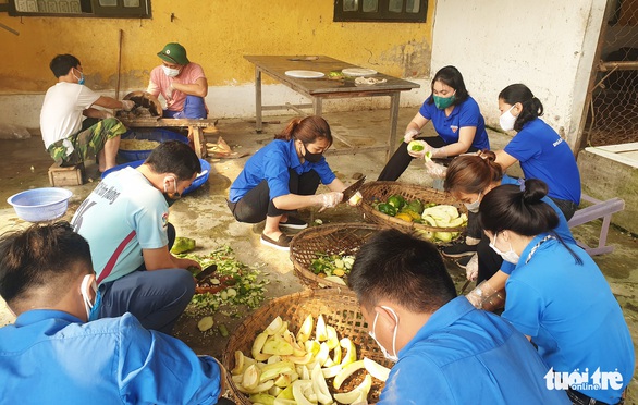 Cha qua đời, nam thanh niên chít khăn tang trong khu cách ly - Ảnh 4. Cha qua đời, nam thanh niên chít khăn tang trong khu cách ly - Ảnh 4.