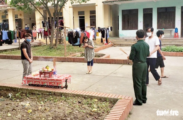 Cha qua đời, nam thanh niên chít khăn tang lập bàn thờ cha trong khu cách ly - Ảnh 2. Cha qua đời, nam thanh niên chít khăn tang lập bàn thờ cha trong khu cách ly - Ảnh 2.