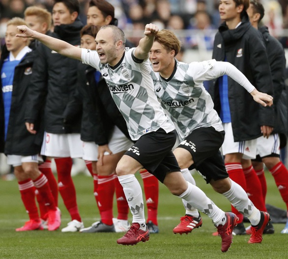 J-League có cầu thủ đầu tiên dương tính với COVID-19, đồng đội của Iniesta - Ảnh 1. J-League có cầu thủ đầu tiên dương tính với COVID-19, đồng đội của Iniesta - Ảnh 1.