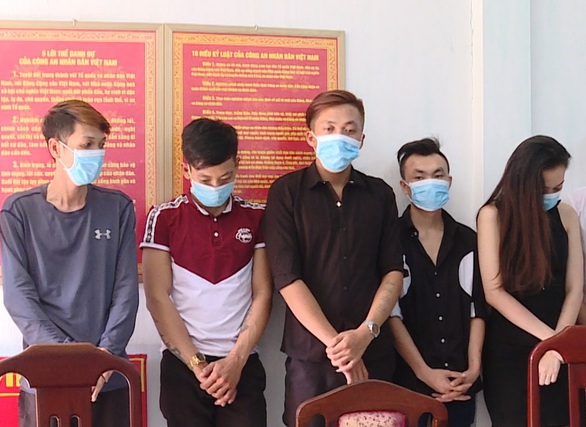 Sử dụng ma túy xong, tụ tập vào phòng karaoke “lắc lư nghe nhạc” - Ảnh 1. Sử dụng ma túy xong, tụ tập vào phòng karaoke “lắc lư nghe nhạc” - Ảnh 1.