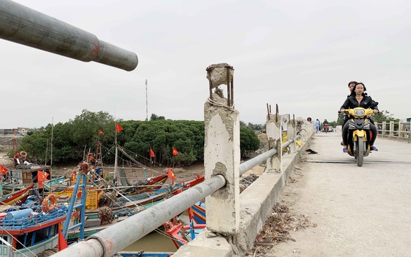 Ngư dân giằng néo tàu thuyền làm hỏng cầu - Ảnh 1. Ngư dân giằng néo tàu thuyền làm hỏng cầu - Ảnh 1.