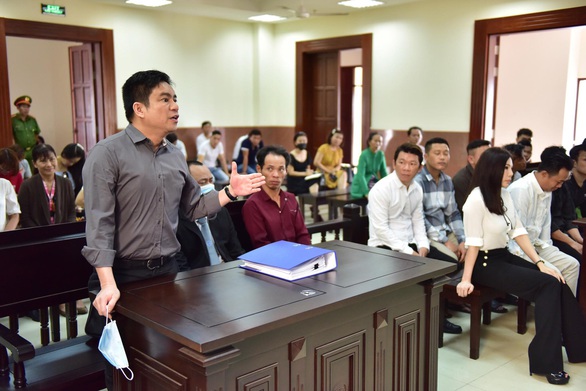 Hoãn xử lần 5 vụ chém bác sĩ Chiêm Quốc Thái, đợi áp giải bà Trần Hoa Sen - Ảnh 1. Hoãn xử lần 5 vụ chém bác sĩ Chiêm Quốc Thái, đợi áp giải bà Trần Hoa Sen - Ảnh 1.