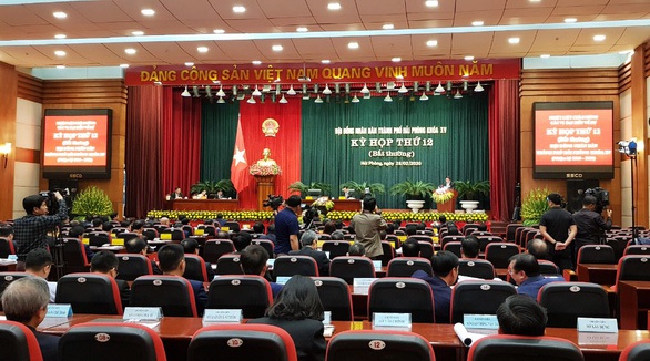 300 tỉ đồng tặng quà cho dân: Nên tặng ấm chén hay tặng gì? - Ảnh 1. 300 tỉ đồng tặng quà cho dân: Nên tặng ấm chén hay tặng gì? - Ảnh 1.