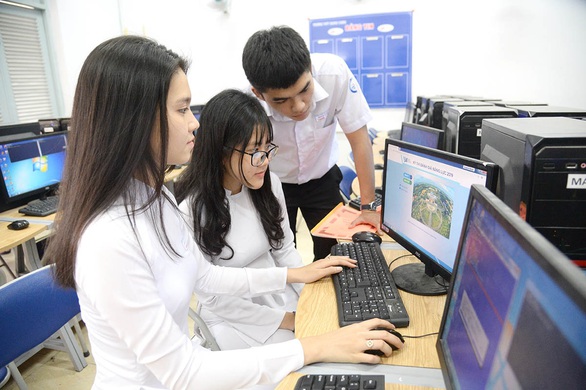 Học sinh lớp 12 TP.HCM trở lại trường: Chia nhỏ lớp, học cách giờ - Ảnh 1. Học sinh lớp 12 TP.HCM trở lại trường: Chia nhỏ lớp, học cách giờ - Ảnh 1.