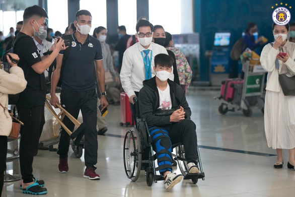 Duy Mạnh và Đình Trọng sang Singapore chữa chấn thương - Ảnh 1. Duy Mạnh và Đình Trọng sang Singapore chữa chấn thương - Ảnh 1.