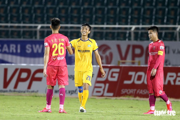 Phan Văn Đức trở lại mạnh mẽ trong trận Sài Gòn - SLNA sau chấn thương - Ảnh 8. Phan Văn Đức trở lại mạnh mẽ trong trận Sài Gòn - SLNA sau chấn thương - Ảnh 8.