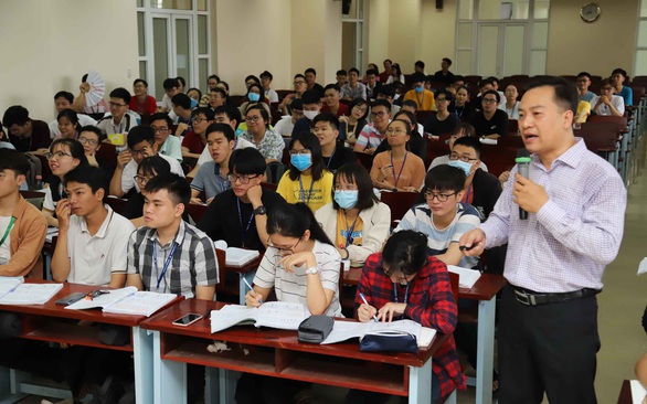 Sinh viên ĐH Y dược TP.HCM trở lại học: Chụp ảnh vị trí ngồi mỗi giờ học - Ảnh 1. Sinh viên ĐH Y dược TP.HCM trở lại học: Chụp ảnh vị trí ngồi mỗi giờ học - Ảnh 1.