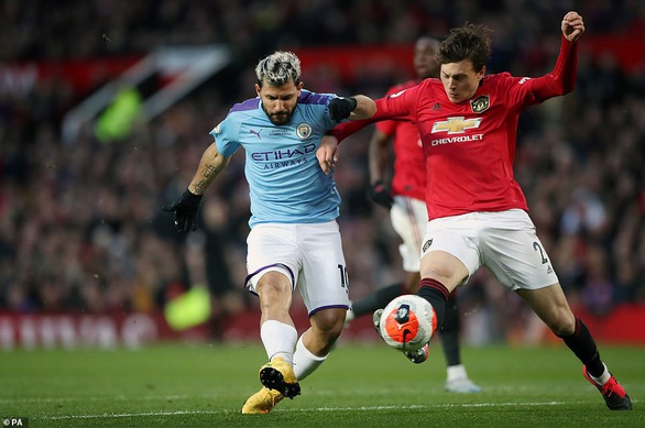 Man Utd hạ gục Man City, đưa Liverpool áp sát ngôi vô địch - Ảnh 1. Man Utd hạ gục Man City, đưa Liverpool áp sát ngôi vô địch - Ảnh 1.