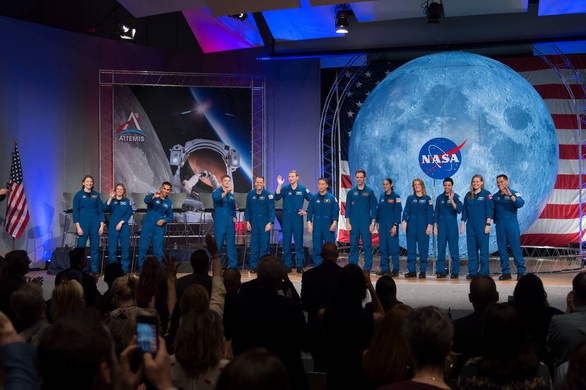 NASA mở đợt xét tuyển người lên Mặt trăng, 1 chọi 1.300 - Ảnh 2. NASA mở đợt xét tuyển người lên Mặt trăng, 1 chọi 1.300 - Ảnh 2.
