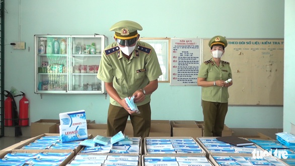 Bắt giữ hơn 30.000 khẩu trang y tế, 2.300 chai gel rửa tay vô chủ - Ảnh 1. Bắt giữ hơn 30.000 khẩu trang y tế, 2.300 chai gel rửa tay vô chủ - Ảnh 1.