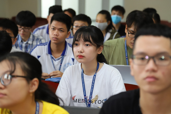 Sáng nay, sinh viên ĐH Y dược TP.HCM trở lại trường - Ảnh 7. Sáng nay, sinh viên ĐH Y dược TP.HCM trở lại trường - Ảnh 7.