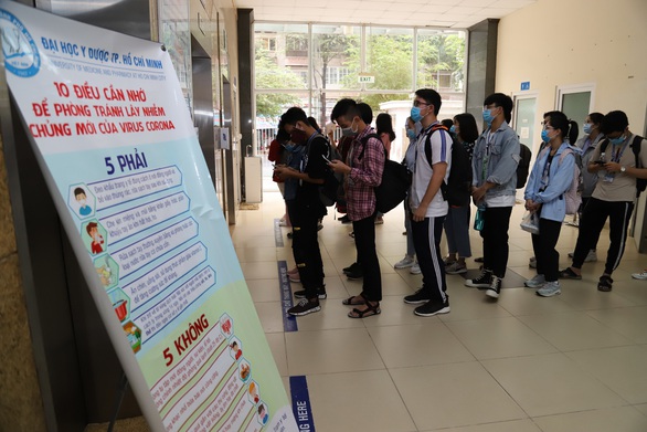 Sáng nay, sinh viên ĐH Y dược TP.HCM trở lại trường - Ảnh 9. Sáng nay, sinh viên ĐH Y dược TP.HCM trở lại trường - Ảnh 9.