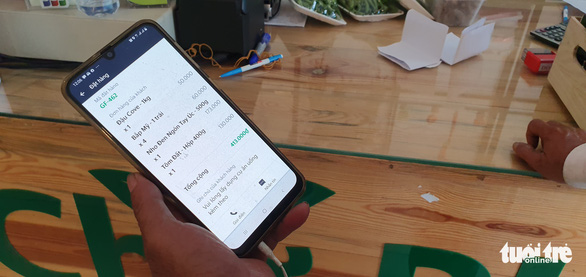 Dân hạn chế ra đường, shipper tất bật chạy liên tục đi chợ hộ - Ảnh 2.