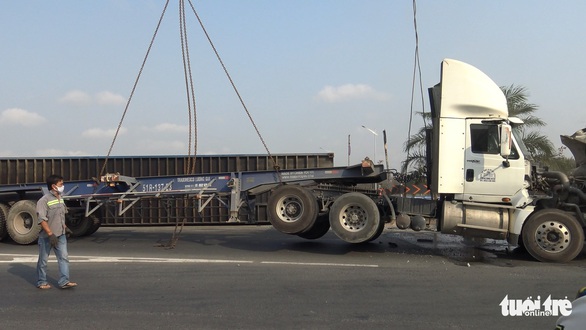 Lại lật xe container tại khúc cua cầu Phú Hữu - Ảnh 3. Lại lật xe container tại khúc cua cầu Phú Hữu - Ảnh 3.