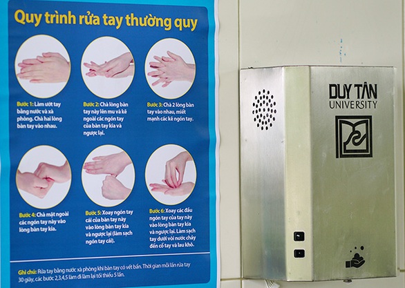 ĐH Duy Tân chế tạo máy hướng dẫn rửa tay - Ảnh 1. ĐH Duy Tân chế tạo máy hướng dẫn rửa tay - Ảnh 1.