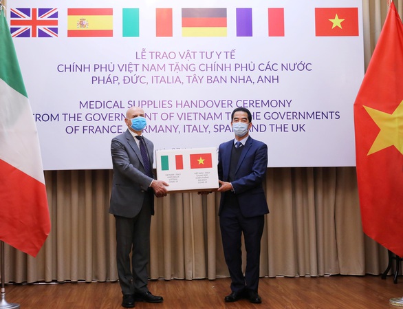 Nhiều báo quốc tế đưa tin Việt Nam tặng khẩu trang cho các nước - Ảnh 1. Nhiều báo quốc tế đưa tin Việt Nam tặng khẩu trang cho các nước - Ảnh 1.