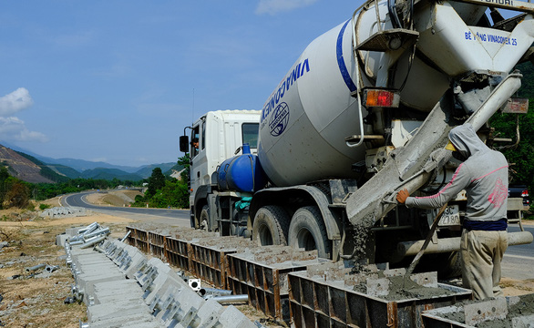 Dự án cao tốc La Sơn - Túy Loan: Chạy nước rút, không quên phòng dịch - Ảnh 1.