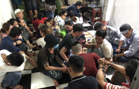 22 người tụ tập đánh bài ăn tiền thời điểm cách ly xã hội - Ảnh 1. 22 người tụ tập đánh bài ăn tiền thời điểm cách ly xã hội - Ảnh 1.
