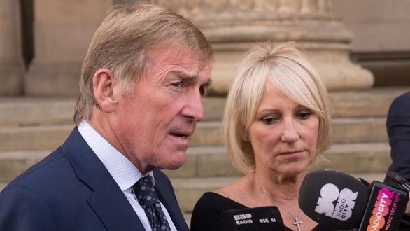Tình cờ xét nghiệm COVID-19, huyền thoại Liverpool Dalglish dương tính - Ảnh 1. Tình cờ xét nghiệm COVID-19, huyền thoại Liverpool Dalglish dương tính - Ảnh 1.