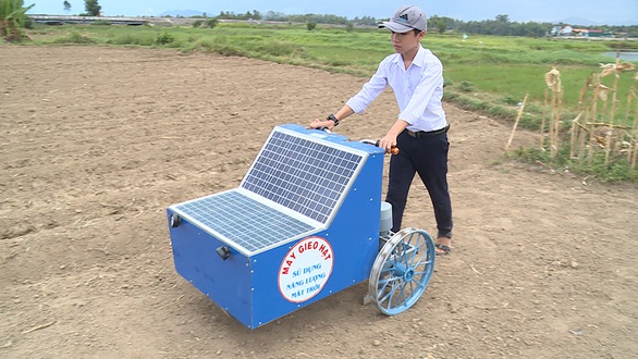 Máy gieo hạt của học sinh lớp 9 - Ảnh 1. Máy gieo hạt của học sinh lớp 9 - Ảnh 1.