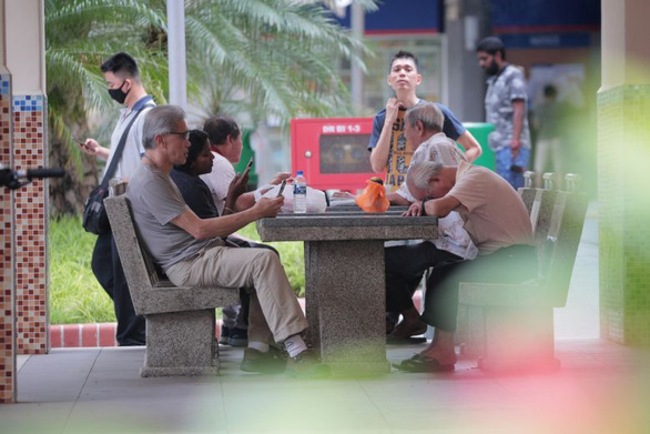 Singapore phạt nóng 300 USD đối với người vi phạm giãn cách xã hội - Ảnh 2.