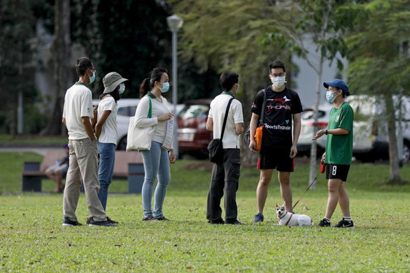 Singapore phạt nóng 300 USD đối với người vi phạm giãn cách xã hội - Ảnh 1.