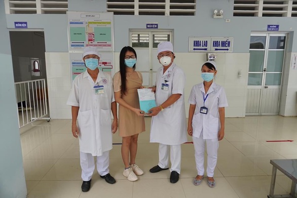 Thêm một bệnh nhân COVID-19 khỏi bệnh sau hai tuần điều trị - Ảnh 1. Thêm một bệnh nhân COVID-19 khỏi bệnh sau hai tuần điều trị - Ảnh 1.