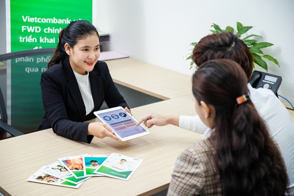 Vietcombank và FWD chính thức triển khai phân phối độc quyền bảo hiểm qua ngân hàng - Ảnh 1. Vietcombank và FWD chính thức triển khai phân phối độc quyền bảo hiểm qua ngân hàng - Ảnh 1.