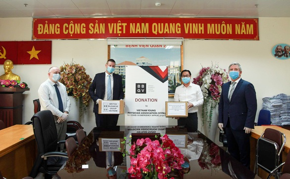 Đại diện Hiệp hội Doanh nghiệp Anh Quốc tại Việt Nam (BBGV) trao quà cho đại diện Hội thầy thuốc trẻ Việt Nam (VYPA) - Ảnh: ĐẠI SỨ QUÁN ANH TẠI VIỆT NAM Đại diện Hiệp hội Doanh nghiệp Anh Quốc tại Việt Nam (BBGV) trao quà cho đại diện Hội thầy thuốc trẻ Việt Nam (VYPA) - Ảnh: ĐẠI SỨ QUÁN ANH TẠI VIỆT NAM